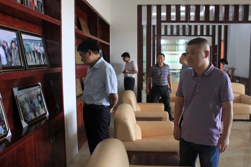 孫其泉參觀花木城榮譽墻