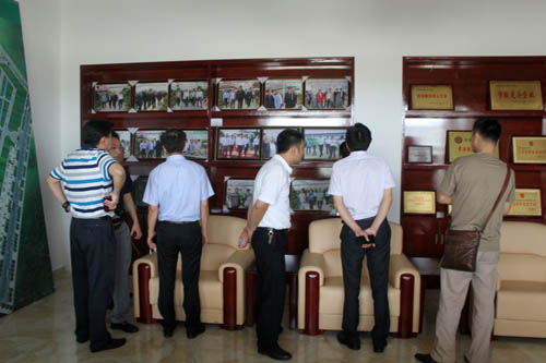 考察團參觀花木城榮譽墻