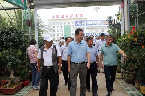 沭陽國際花木城總經理劉攀峰陪同參觀