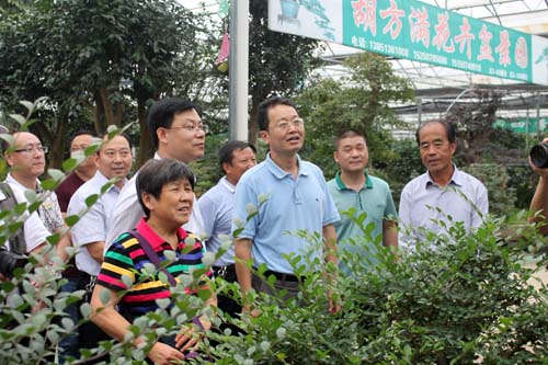 與攤位老板交流